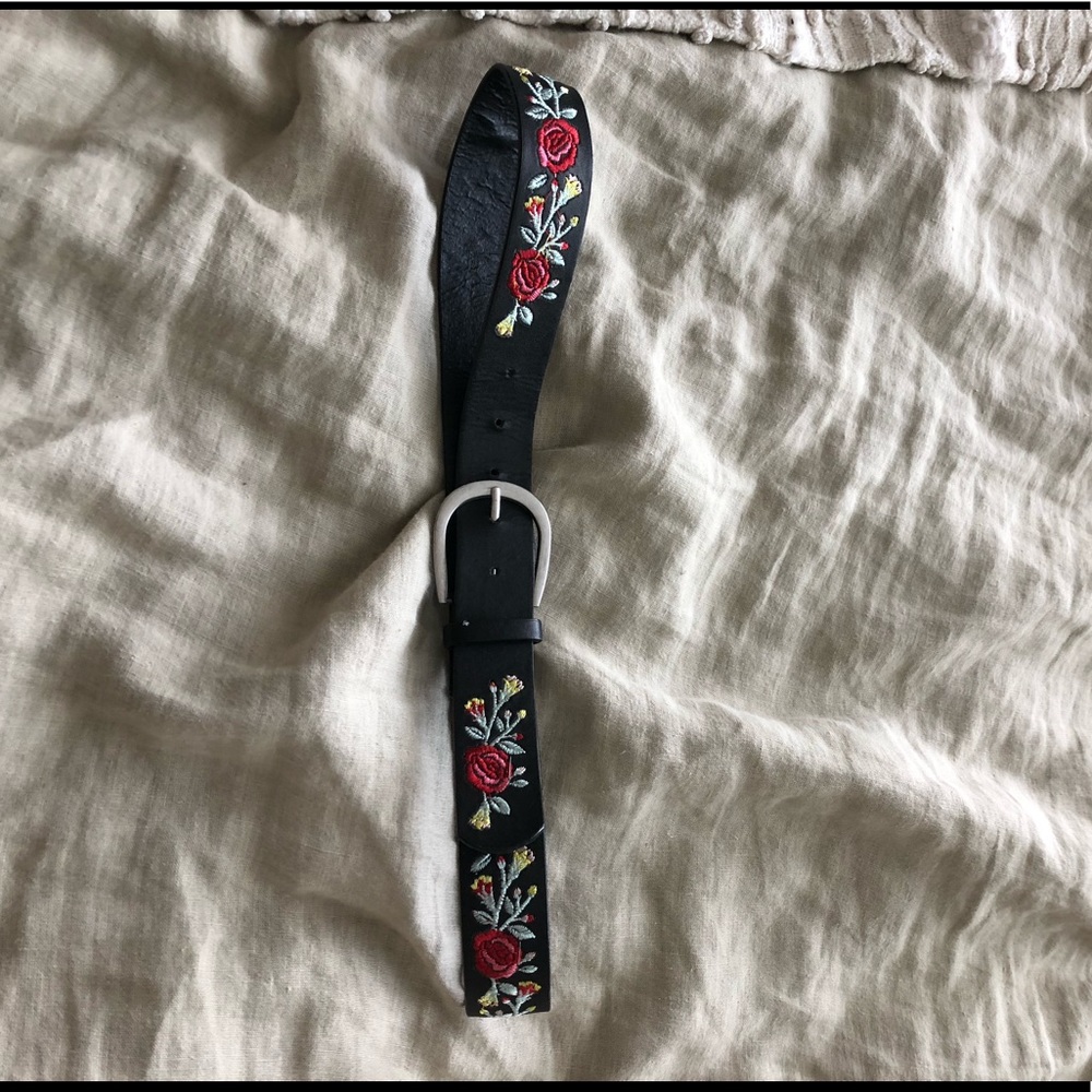 Embroidered buckle belt
